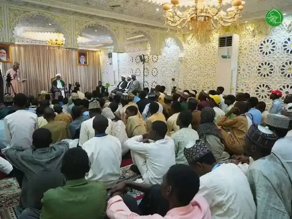 Jagora Sayyid Ibraheem Zakzaky (H) yagana da Ayarin Matasa da suka gaabatar da taron karawa juna Ilimi a gidan sa