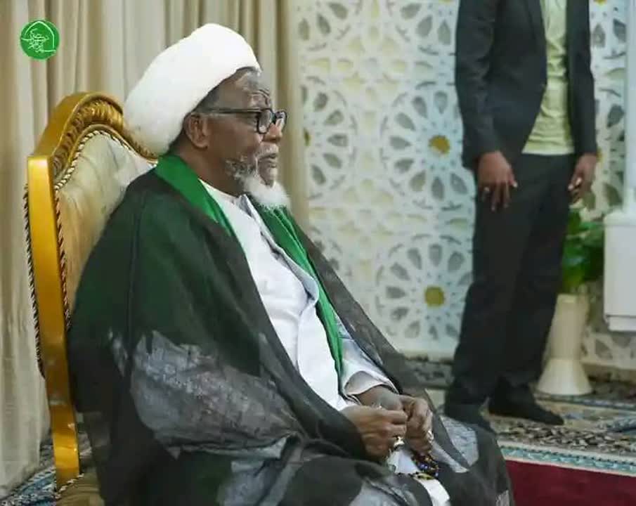 Jagora Sayyid Ibraheem Zakzaky (H) yagana da Ayarin Matasa da suka gaabatar da taron karawa juna Ilimi a gidan sa