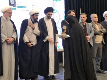 تصاویر/ آیین تجلیل بیش از ۵۰ حافظ کل نهج البلاغه موسسه امیرالمومنین (ع) کاشان