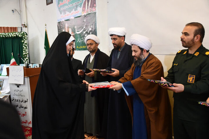 تصاویر/ حضور امام جمعه شهرستان خوی در دبیرستان ام البنین (س) شهر زرآباد