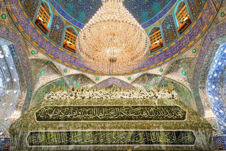 ضريح أمير المؤمنين علي (عليه السلام) يتزيّن بأزهار البهجة والسرور، إحياءً لذكرى ميلاده المبارك