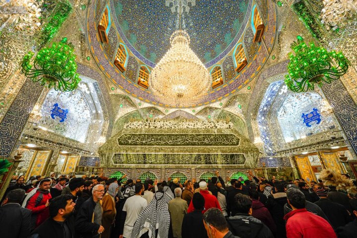 ضريح أمير المؤمنين علي (عليه السلام) يتزيّن بأزهار البهجة والسرور، إحياءً لذكرى ميلاده المبارك