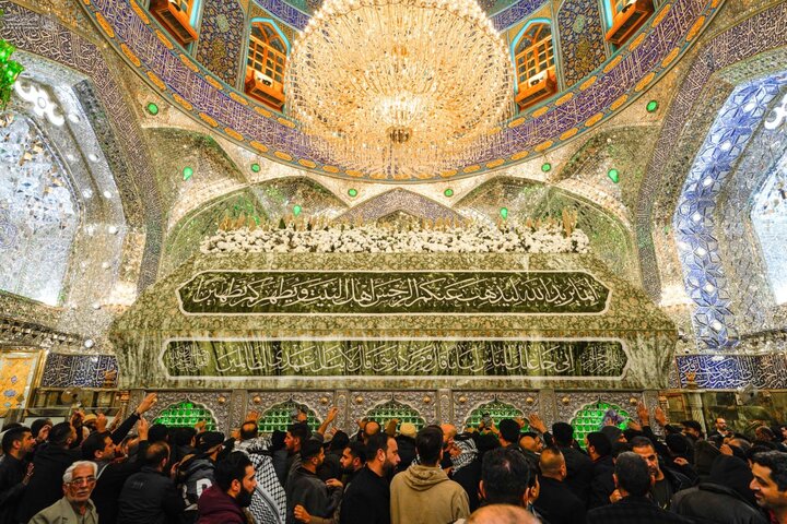 ضريح أمير المؤمنين علي (عليه السلام) يتزيّن بأزهار البهجة والسرور، إحياءً لذكرى ميلاده المبارك