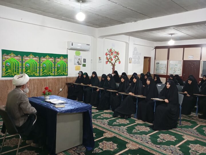 تصاویر / نشست طلاب مدرسه علمیه الزهرا(س) رمشک