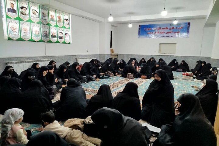 تصاویر/ نشست هم ‌اندیشی طلاب و روحانیون هرسین