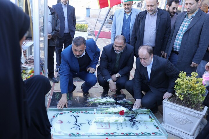 تصاویر/ حضور حاجی بابایی بر سر مزار شهید حاج قاسم سلیمانی