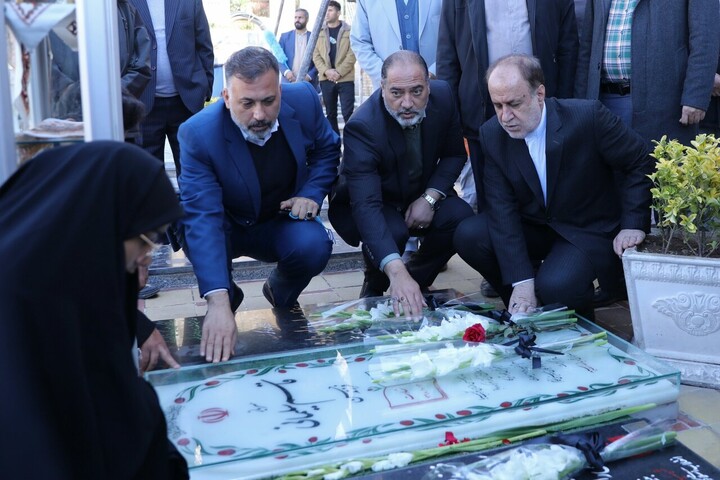 تصاویر/ حضور حاجی بابایی بر سر مزار شهید حاج قاسم سلیمانی