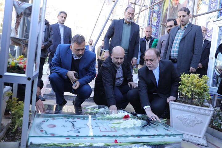 تصاویر/ حضور حاجی بابایی بر سر مزار شهید حاج قاسم سلیمانی