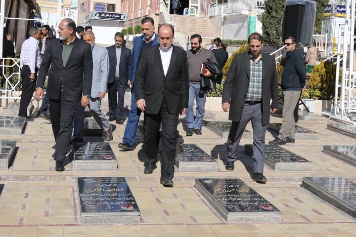 تصاویر/ حضور حاجی بابایی بر سر مزار شهید حاج قاسم سلیمانی