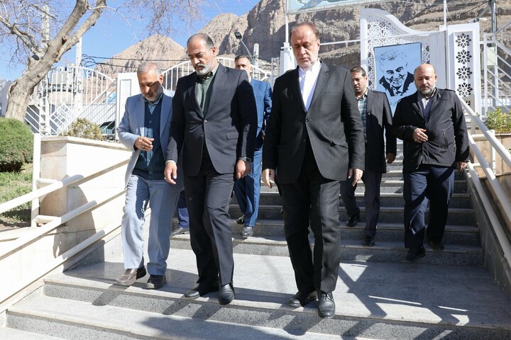 تصاویر/ حضور حاجی بابایی بر سر مزار شهید حاج قاسم سلیمانی