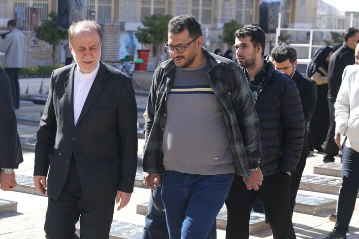 تصاویر/ حضور حاجی بابایی بر سر مزار شهید حاج قاسم سلیمانی