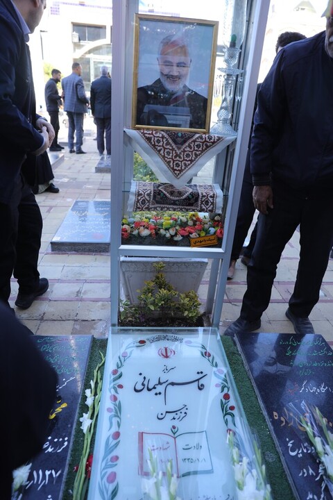 تصاویر/ حضور حاجی بابایی بر سر مزار شهید حاج قاسم سلیمانی