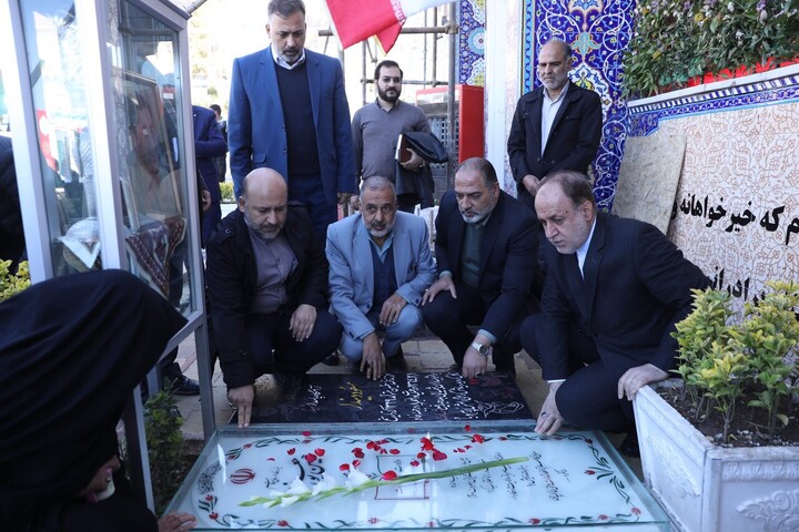 تصاویر/ حضور حاجی بابایی بر سر مزار شهید حاج قاسم سلیمانی