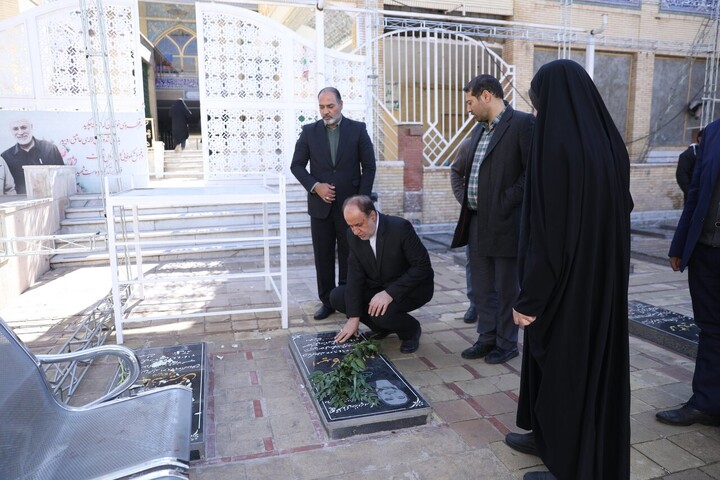 تصاویر/ حضور حاجی بابایی بر سر مزار شهید حاج قاسم سلیمانی