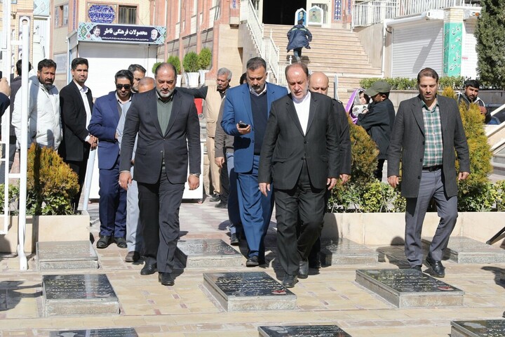 تصاویر/ حضور حاجی بابایی بر سر مزار شهید حاج قاسم سلیمانی