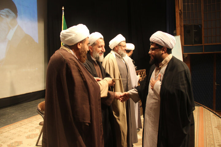 تصاویر / تجلیل از نفرات برتر جشنواره ورزشی طلاب حوزه علمیه قزوین