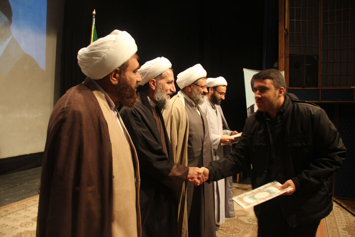 تصاویر / تجلیل از نفرات برتر جشنواره ورزشی طلاب حوزه علمیه قزوین