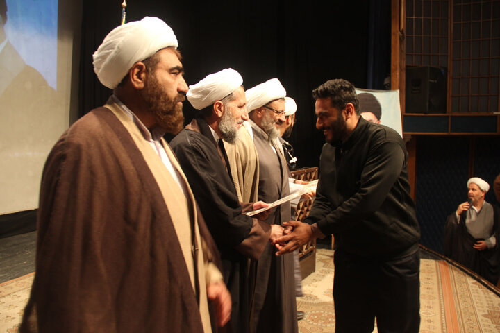 تصاویر / تجلیل از نفرات برتر جشنواره ورزشی طلاب حوزه علمیه قزوین