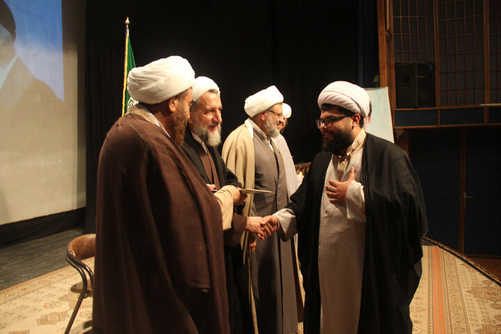 تصاویر / تجلیل از نفرات برتر جشنواره ورزشی طلاب حوزه علمیه قزوین