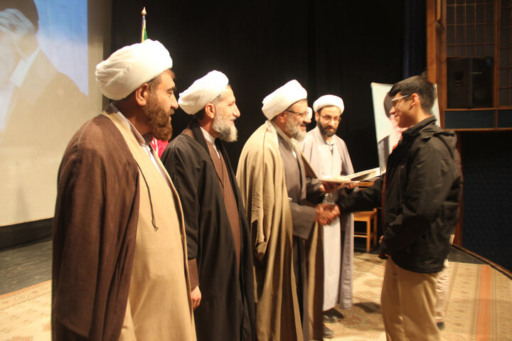 تصاویر / تجلیل از نفرات برتر جشنواره ورزشی طلاب حوزه علمیه قزوین