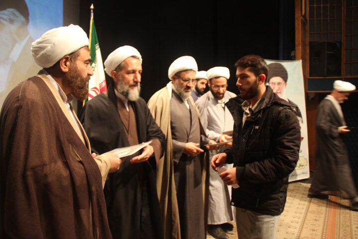 تصاویر / تجلیل از نفرات برتر جشنواره ورزشی طلاب حوزه علمیه قزوین