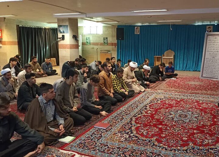 تصاویر/اجتماع اساتید وطلاب مدرسه علمیه امام صادق (ع)  قروه، به مناسبت حماسه 9 دی