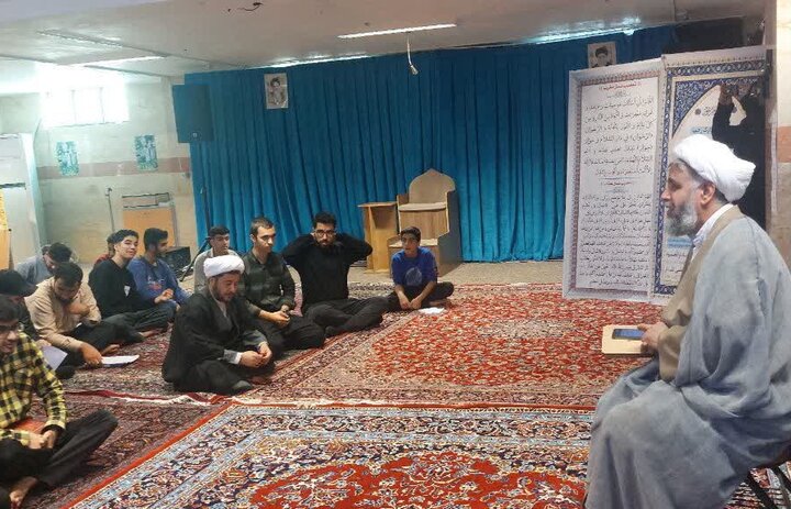 تصاویر/اجتماع اساتید وطلاب مدرسه علمیه امام صادق (ع)  قروه، به مناسبت حماسه 9 دی