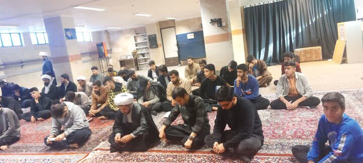 تصاویر/اجتماع اساتید وطلاب مدرسه علمیه امام صادق (ع)  قروه، به مناسبت حماسه 9 دی