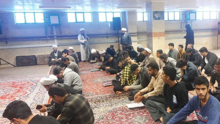 تصاویر/اجتماع اساتید وطلاب مدرسه علمیه امام صادق (ع)  قروه، به مناسبت حماسه 9 دی