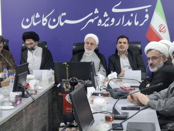 تصاویر/هم اندیشی قرانی مدیران موسسات قرانی با حضور معاون قرآن و عترت وزارات فرهنگ وارشاداسلامی و نماینده ولی فقیه در کاشان