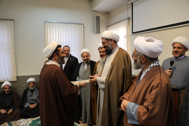 تصاویر / دیدار روحانیون شهرستان نهاوند با نماینده ولی فقیه دراستان همدان