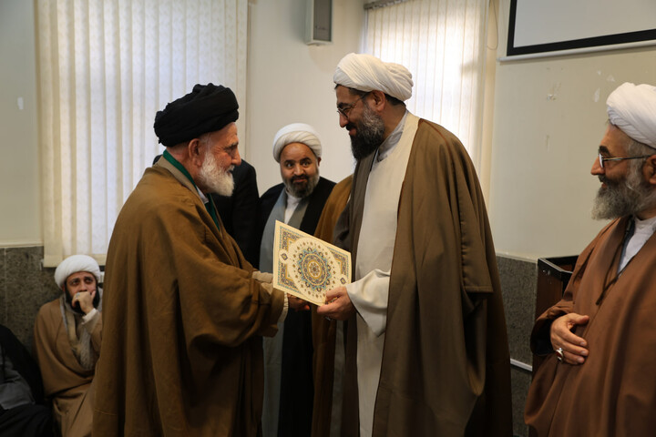 تصاویر / دیدار روحانیون شهرستان نهاوند با نماینده ولی فقیه دراستان همدان