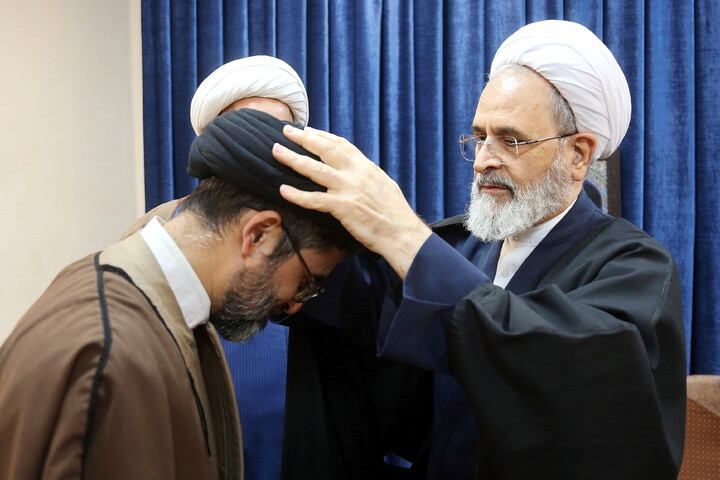 تصاویر/ عمامه گذاری طلاب توسط آیت الله اعرافی