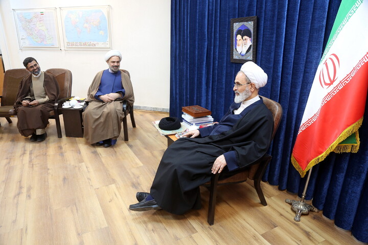 تصاویر/ عمامه گذاری طلاب توسط آیت الله اعرافی