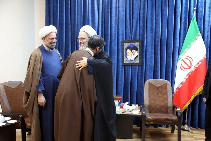 تصاویر/ عمامه گذاری طلاب توسط آیت الله اعرافی