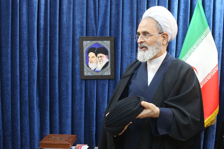 تصاویر/ عمامه گذاری طلاب توسط آیت الله اعرافی