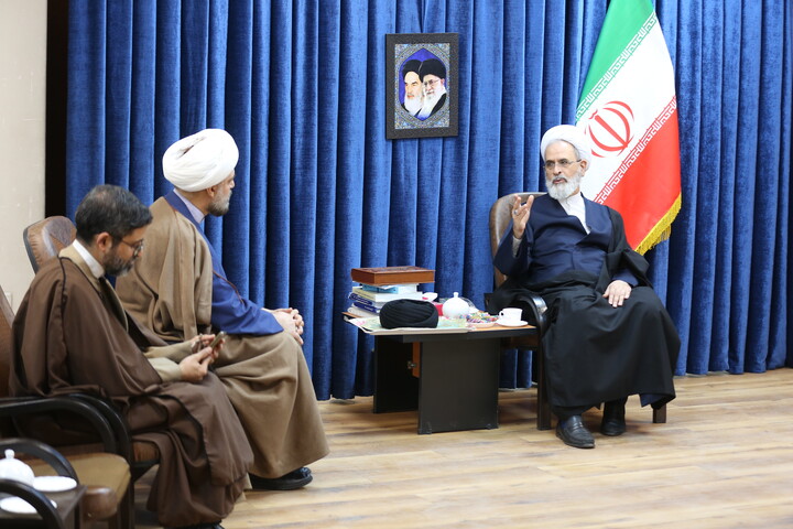 تصاویر/ عمامه گذاری طلاب توسط آیت الله اعرافی