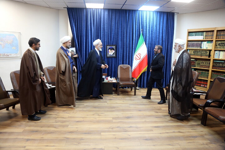 تصاویر/ دیدار رئیس جمعیت هلال احمر قم با آیت الله اعرافی