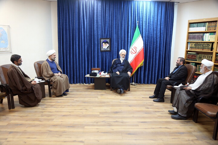 تصاویر/ دیدار رئیس جمعیت هلال احمر قم با آیت الله اعرافی