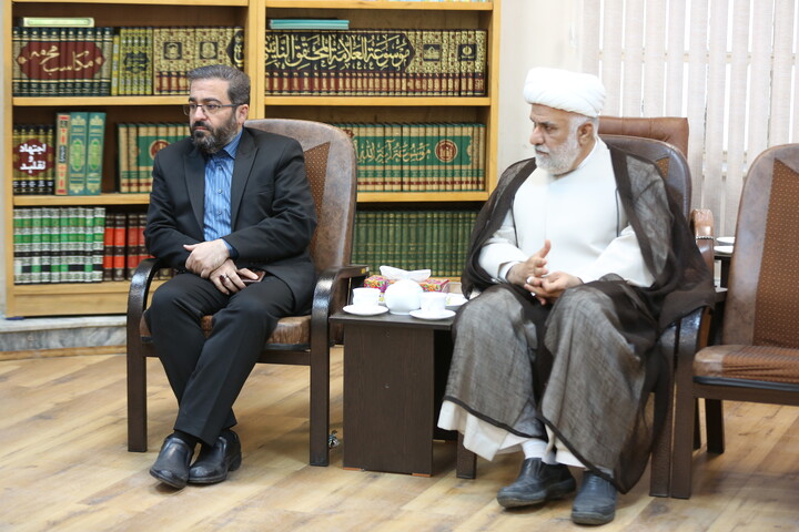 تصاویر/ دیدار رئیس جمعیت هلال احمر قم با آیت الله اعرافی