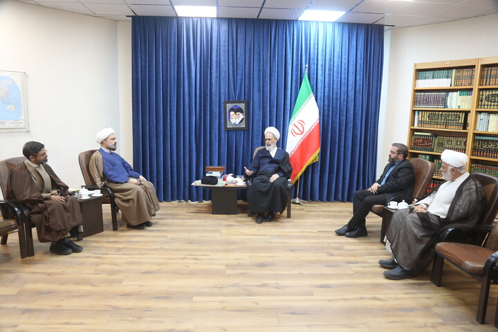 تصاویر/ دیدار رئیس جمعیت هلال احمر قم با آیت الله اعرافی