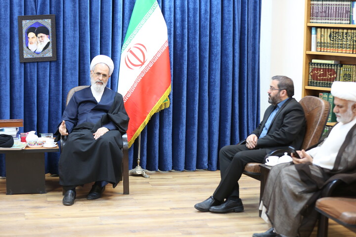 تصاویر/ دیدار رئیس جمعیت هلال احمر قم با آیت الله اعرافی