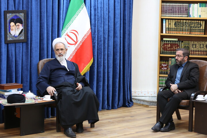 تصاویر/ دیدار رئیس جمعیت هلال احمر قم با آیت الله اعرافی