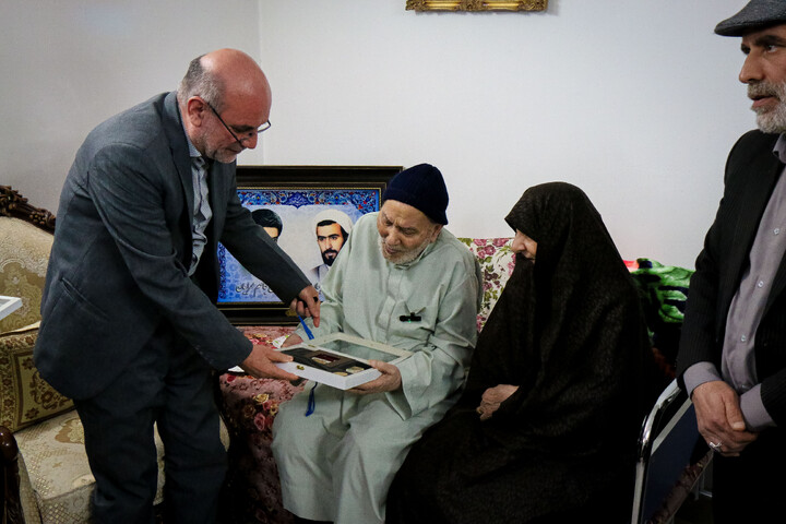 تصاویر/ تکریم اهالی رسانه‌ خبر از خانواده شهیدان محرابیان