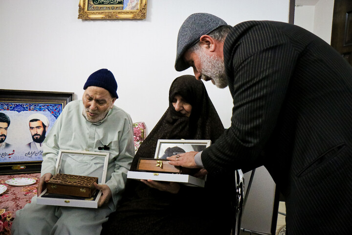 تصاویر/ تکریم اهالی رسانه‌ خبر از خانواده شهیدان محرابیان