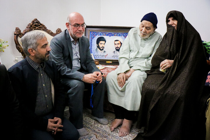 تصاویر/ تکریم اهالی رسانه‌ خبر از خانواده شهیدان محرابیان