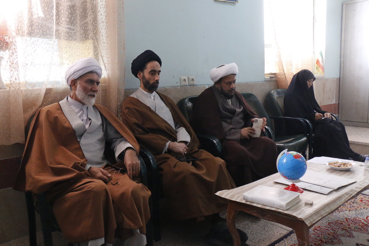حضور معاون تبلیغ حوزه علمیه استان کرمان در مدرسه متوسطه اول دخترانه شهدای سیدآباد نرماشیر