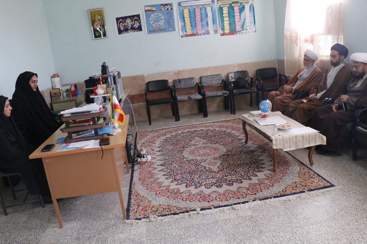 حضور معاون تبلیغ حوزه علمیه استان کرمان در مدرسه متوسطه اول دخترانه شهدای سیدآباد نرماشیر