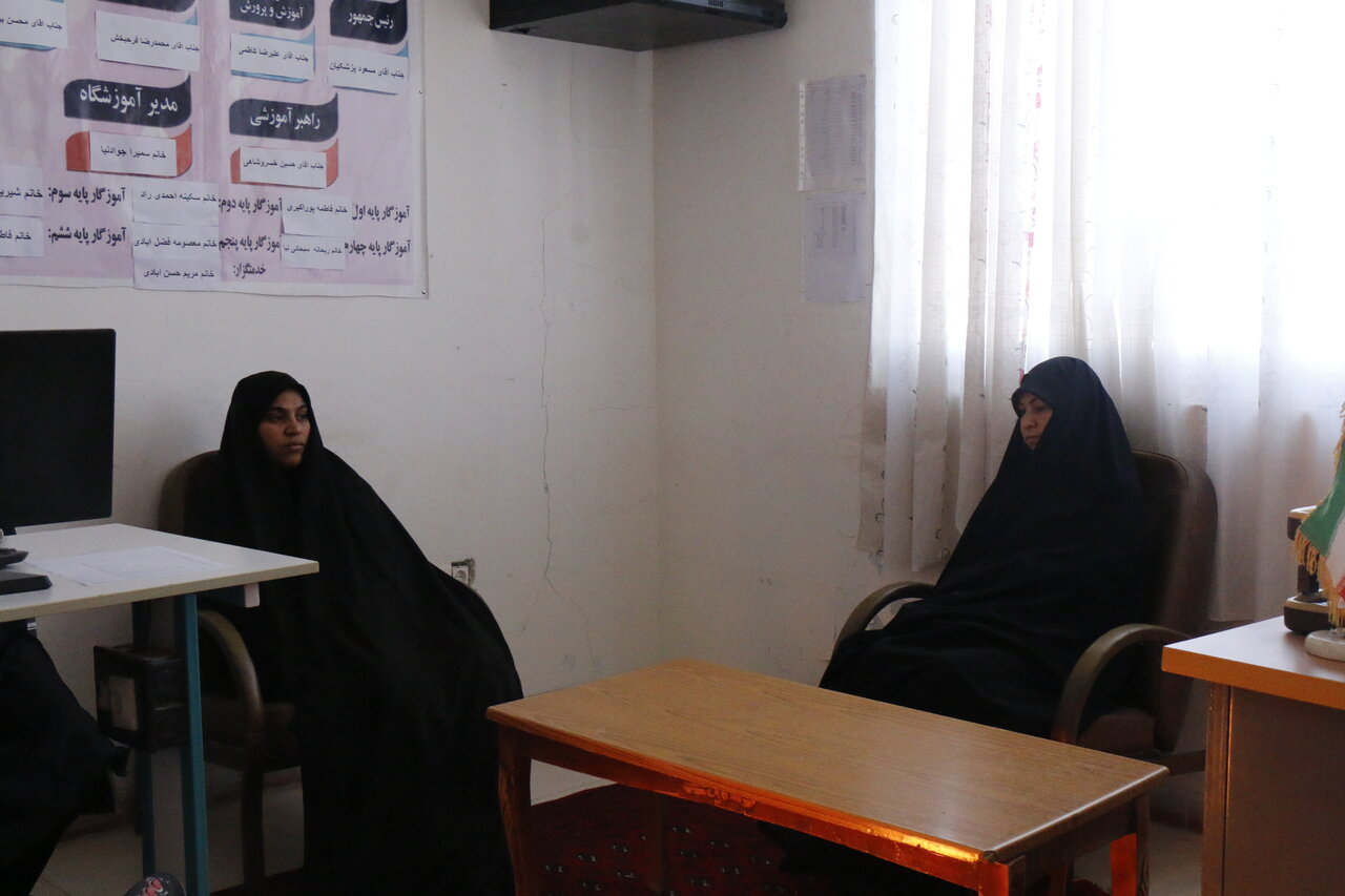 دیدار معاون تبلیغ حوزه علمیه استان کرمان با کادر مدرسه دبستان دخترانه شهید چمران نرماشیر