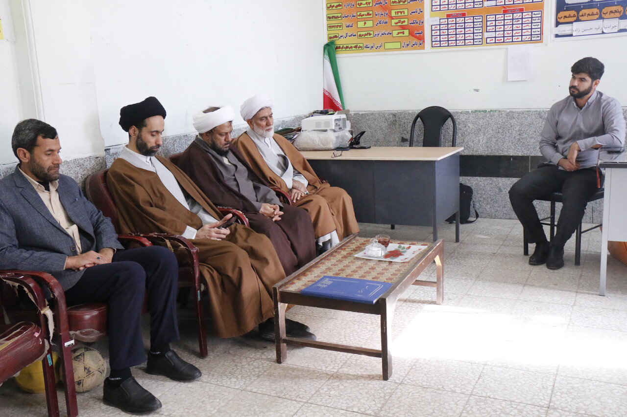 حضور معاون تبلیغ حوزه علمیه استان کرمان در دبستان پسرانه شهدای رستم‌آباد نرماشیر